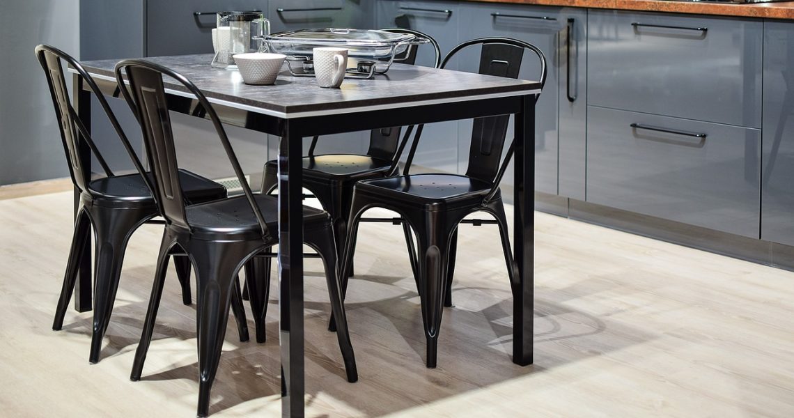 Jak dopasować krzesła kuchenne do aranżacji? Krzesła tapicerowane, drewniane czy metalowe?